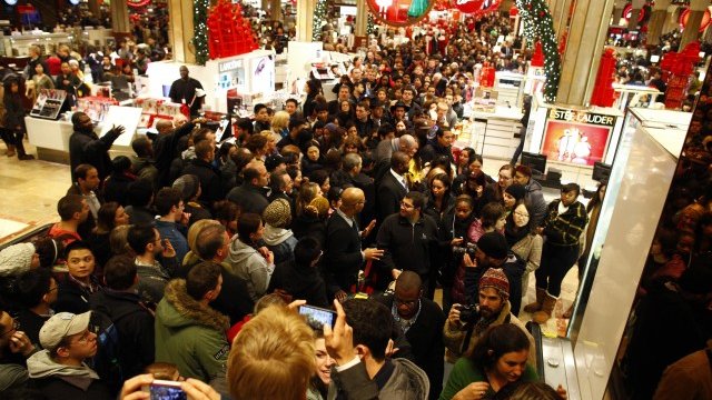 <p>
	Често купувачите не си дават сметка, че намаленията не са това, което изглеждат. <em>Снимка: архив Ройтерс</em></p>
