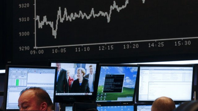<p>
	Инвеститорите във Франкфурт се вълнуваха от развоя на преговорите за правителствено споразумение. <em>Снимка: Ройтерс</em></p>
