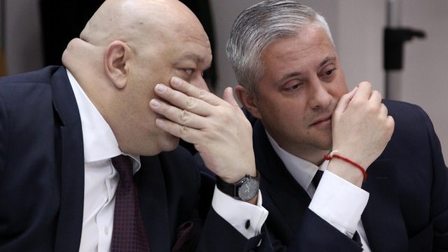 <p>
	Министърът на спорта Красен Кралев (вляво) и на икономиката Божидар Лукарски по време на обсъжданията. <em>Снимка: БТА</em></p>
