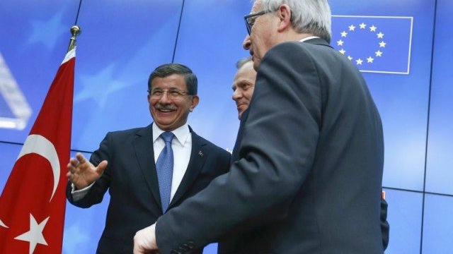 <p>
	Премиерът на Турция Ахмет Давутоглу (вляво), председателят на Съвета на ЕС Доналд Туск (в средата) и председателят на Европейската комисия Жан-Клод Юнкер (вдясно). <em>Снимка: Ройтерс</em></p>
