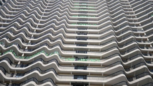 <p>
	Властите в най-големите градове се опитват да обуздаят бума в сделките с жилища, до който се стигна заради предишните опити за справяне с прекомерните запаси от празни имоти.<em> Снимка: архив, Ройтерс</em></p>
