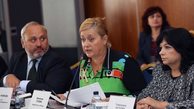 <p>
	Енергийният министър Теменужка Петкова (д), главният редактор на в. &quot;24 часа&quot; Венелина Гочева (с) и председателят на УС на Института за енергиен мениджмънт Славчо Нейков. <em>Снимка: БТА</em></p>
