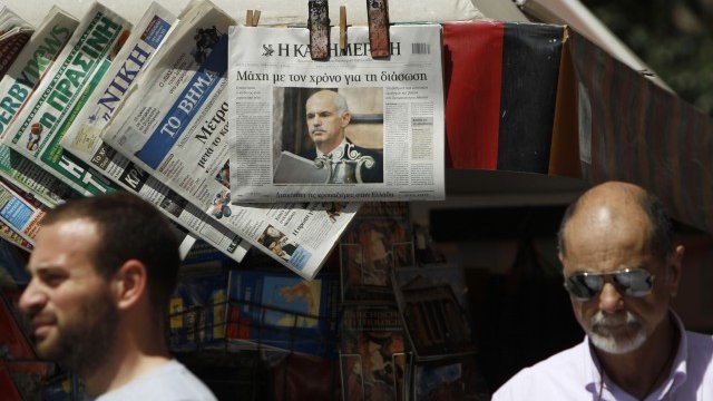 <p>
	Ден след&nbsp;23 април 2010 г. основна тема в гръцките вестници бе признанието на Папандреу. <em>Снимка: архив Ройтерс</em></p>

