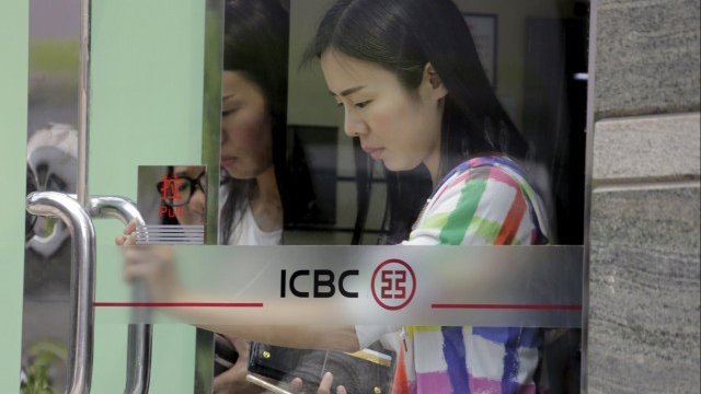 <p>
	Китайската банка ICBC е най-голямата публична компания в света. <em>Снимка: Ройтерс</em></p>
