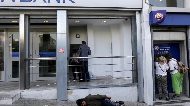 <p>
	Гръцките банки изпитват все по-големи трудности. <em>Снимка: Ройтерс</em></p>
