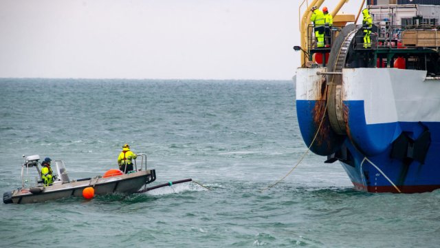 Събиране на подводен кабел. Снимка: Stefan Sauer/picture alliance via Getty Images