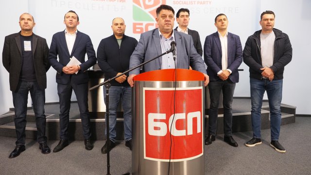Вицепремиерът Атанас Зафиров (на преден план) на брифинг в централата на БСП. Снимка: Стефан Василев, БГНЕС