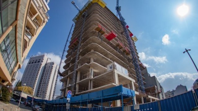 <p>
	Изграждащият се небостъргач в Лозенец. <em>Снимка: Димитър Кьосемарлиев, Investor Media Group</em></p>
