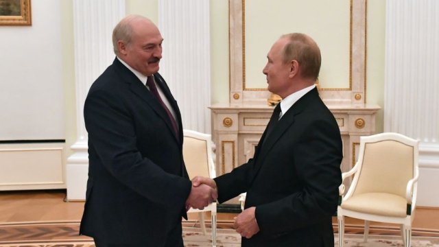 Президентът на Беларус Александър Лукашенко (вляво) и президентът на Русия Владимир Путин (вдясно). Снимка: архив EPA/Mikhail Voskresenskiy