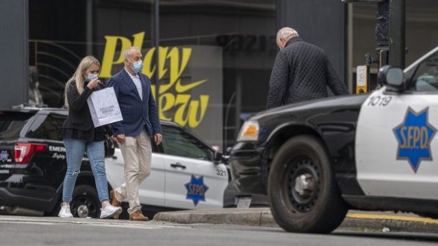 <p>
	Засиленото полицейско присъствие засега успокои напрежението в Сан Франциско. <em>Снимка: Bloomberg LP</em></p>
