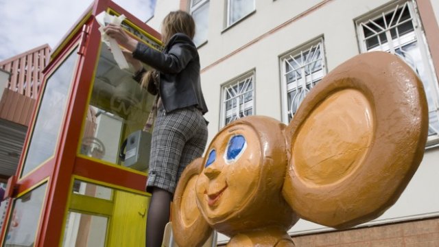 <p>
	Дървена фигура на Чебурашка е изложена в двора на детска градина в Москва. <em>Снимка: Ройтерс&nbsp;</em></p>
