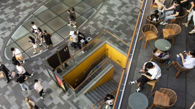 <p>
	Китайските потребители са много внимателни в харчовете си. <em>Снимка: Bloomberg LP</em></p>
