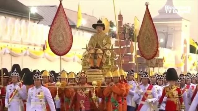 Кралят на Тайланд участва в екстравагантна церемония
