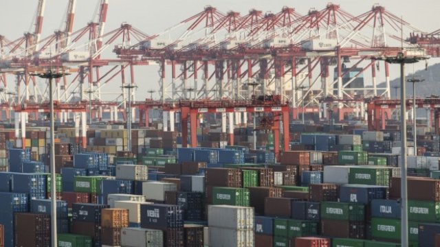 <p>
	Пристанището в Шанхай. <em>Снимка: Bloomberg</em></p>
