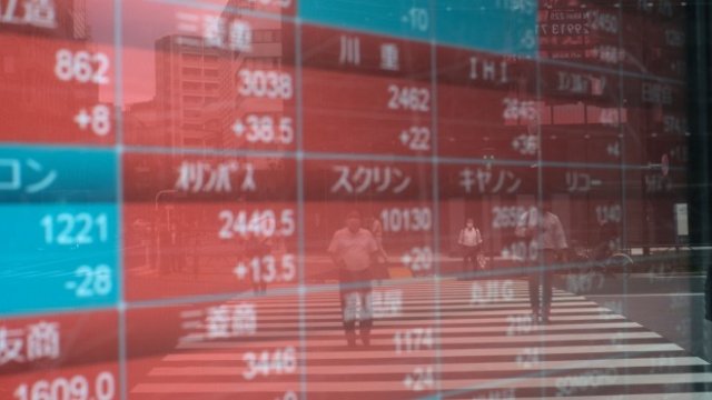 <p>
	Във вторник предстои Организацията на страните износителки на петрол (ОПЕК) да публикува своя месечен доклад за пазара, като се очаква инвеститорите да следят за сигнали, че световното търсене на суровината е било повлияно от ръста на новозаразените с коронавирус. <em>Снимка:<em> Soichiro Korimaya/Bloomberg</em></em></p>
