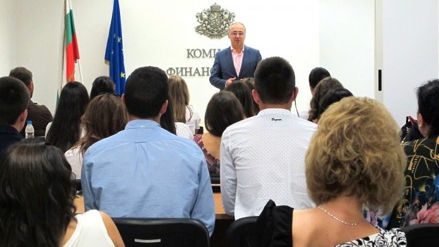 <p style="text-align: justify;">
	Ръководителят на управление &bdquo;Надзор на инвестиционната дейност&rdquo; Владимир Савов. <em>Снимка: КФН</em></p>
