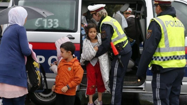 <p>
	Първите мигранти вече пристигат в Никелсдорф на границата с Унгария.<em> Снимка: Ройтерс</em></p>
