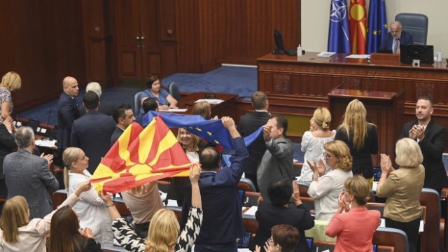 <p>
	Северна Македония направи трудна крачка към ЕС. <em>Снимка: EPA/GEORGI LICOVSKI</em></p>
