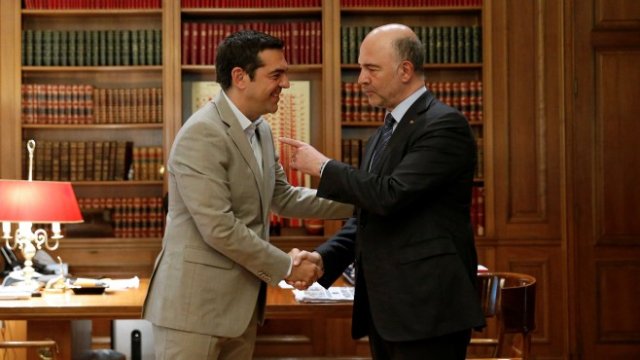 <p>
	Алексис Ципрас (вляво) и Пиер Московиси (вдясно) по време на днешната им среща<em> Снимка: Ройтерс</em></p>
