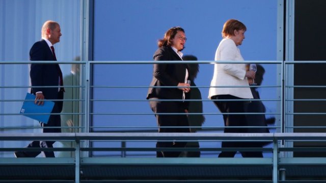 <p>
	Олаф Шолц (вляво), Андреа Налес (център) и Ангела Меркел (вдясно) преди днешната си среща <em>Снимка: Ройтерс</em></p>
