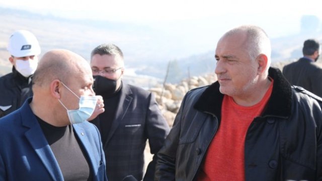 <p>
	Премиерът Бойко Борисов (вдясно) с кмета на Панагюрище Никола Белишки (вляво) и зам.-министърът на регионалното развитие Николай Нанков (на заден план, в средата) по време на инспекцията на строителството на яз. &quot;Луда Яна&quot;. <em>Снимка: Министерски съвет</em></p>
