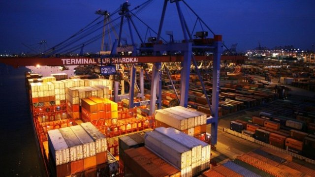 <p>
	<em>Пристанището в Хамбург. Снимка: Архив Ройтерс</em></p>
