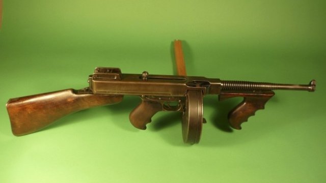 <p>
	45-калибровия автомат Thompson. <em>Снимка: Ройтерс</em></p>
