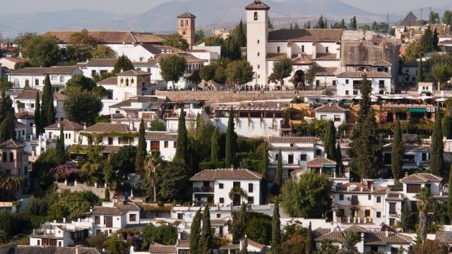 <p>
	Изглед към квартала Албасин в Гранада. Снимка: dalem. Лиценз: <a href="http://creativecommons.org/" target="_blank"><strong>Creative Commons</strong></a></p>
