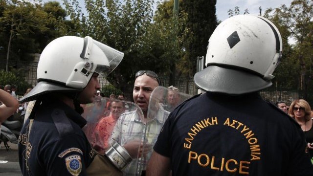 <p>
	Органите на реда в Атина отблъснаха охранители, които се опитаха да влязат в министерството на административната реформа. <em>Снимка: Ройтерс</em></p>
