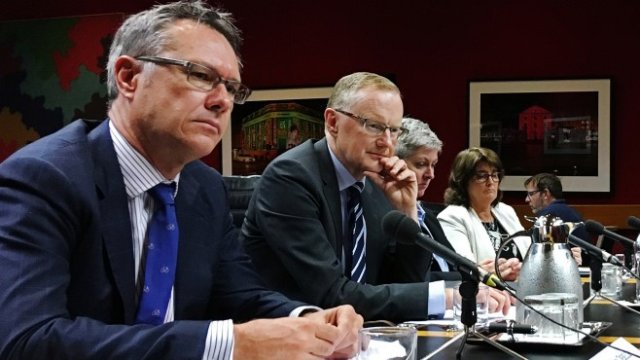 <p>
	Управителят на Централната банка на Австралия Филип Лоу (вторият в редицата). <em>Снимка: Ройтерс</em></p>
