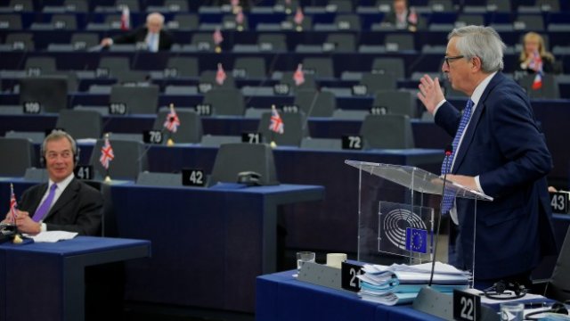 <p>
	Лидерът на партия Brexit Найджъл Фараж (вляво) и председателят на Европейската комисия Жан-Клод Юнкер в Европейския парламент. <em>Снимка: Ройтерс</em></p>
