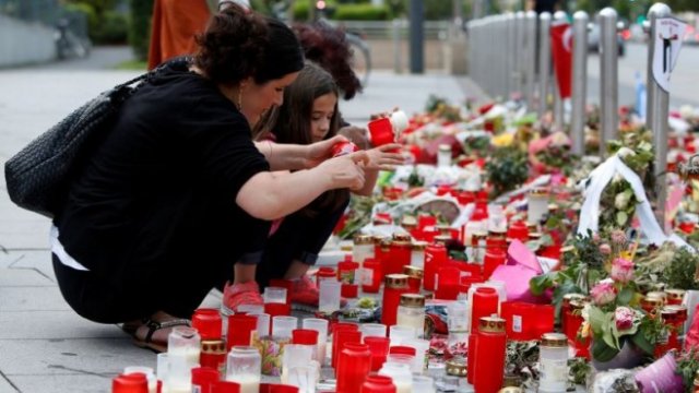 <p>
	През миналата година имаше серия от нападения в Германия с жертви. На снимката: хора полят свещи пред търговския център &quot;Олимпия&quot; в Мюнхен, където при стрелба загинаха 10 души. <em>Снимка: Архив Ройтерс</em></p>
