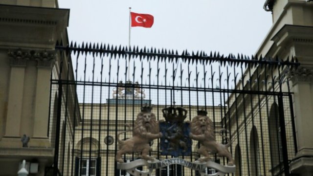 <p>
	<span lang="bg-BG">Т</span>урско<span lang="bg-BG">то</span>&nbsp;знаме се развя над холандското консулство в Истанбул.&nbsp;<em><span lang="bg-BG">Сника: Ройтерс</span></em></p>
