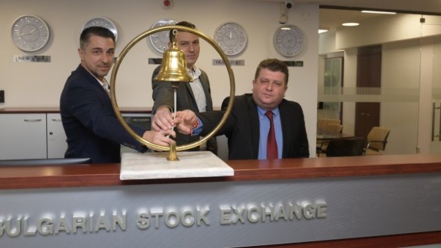 <p>
	<em>На снимката от ляво надясно: Юлиан Софрониев, изп. директор на &quot;Биодит&quot;, Ангел Рабаджийски, изп. директор &quot;Карол&quot;, Васил Големански,&nbsp;заместник-председател на Съвета на директорите на БФБ. Източник: БФБ</em></p>
