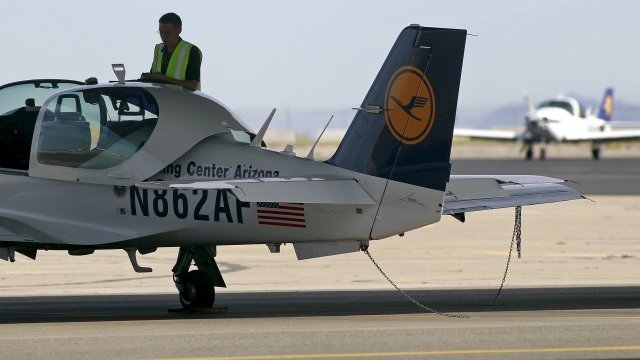 <p>
	Lufthansa&nbsp;внесе 2,5 млрд. евро допълнителни провизии за 2014 година, тъй като сегашният контекст не й позволява да реализира възвръщаемост от&nbsp; 6 до 7 процента, гарантирана на своите служители. <em>Снимка: Ройтерс</em></p>
