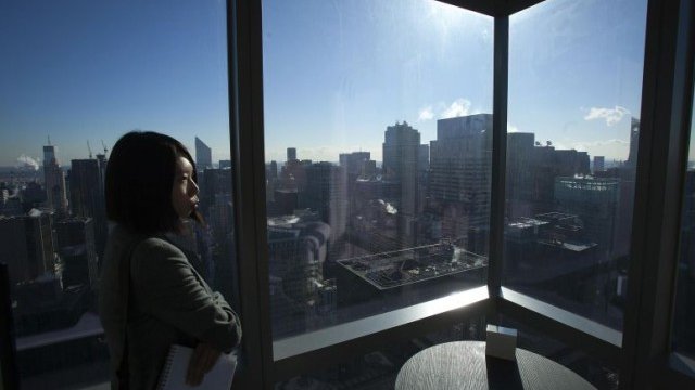 <p>
	Журналист гледа през прозореца на една от панорамните стани на Courtyard-Residence Inn Central Park.<em> Снимка: Ройтерс</em></p>
