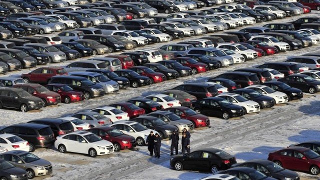 <p>
	<em>Паркингът пред един от заводите на GM в Китай. Снимка: Ройтерс</em></p>
