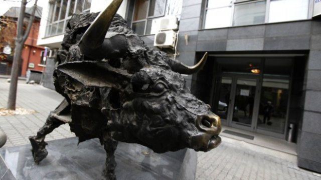 <p>
	<em>Бикът пред БФБ-София чака регионална слава. Снимка: Олег Попов, Investor Media Group</em></p>
