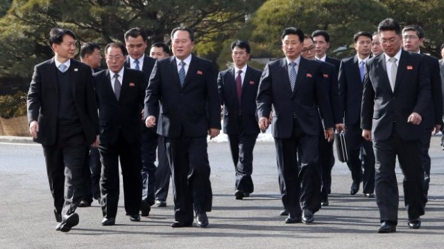 <p>
	Делегацията на Северна Корея, водена от председателя на комитета за мирното обединение Ри Сон-гвон. <em>Снимка: Ройтерс</em></p>
<div>
	&nbsp;</div>
