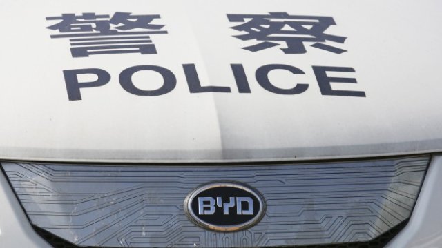 <p>
	Властите в страната също са окуражавани да купуват електромобили за нуждите си. В случая виждаме полицейски надписи на кола от марката BYD. <em>Снимка: Архив Ройтерс</em></p>
