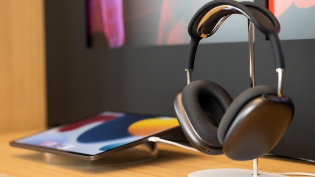 <p>
	Ако таблетът на Apple от начално ниво остане наистина без жак, потребителите ще трябва да ползват преходник, за да ползват жични слушалки. Снимка: <em>Bloomberg LP</em></p>
