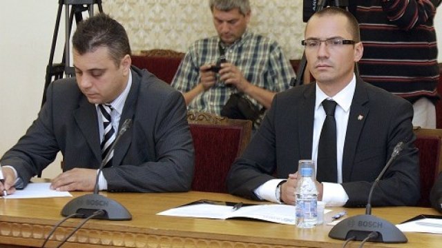 <p>
	<em>Пламен Орешарски се срещна с представители на ВМРО, за да обсъдят аспекти от програмните приоритети за управленския мандат. </em>Снимка: БТА</p>
