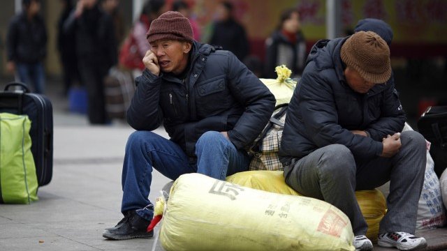 <p>
	Мигриращи китайски работници на гара в Шанхай. <em>Снимка: Архив Ройтерс</em></p>
