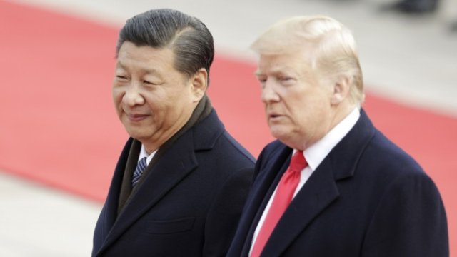 <p>
	Китайският президент Си Дзинпин (вляво) и американският държавен глава Доналд Тръмп (вдясно). <em>Снимка: Bloomberg</em></p>
