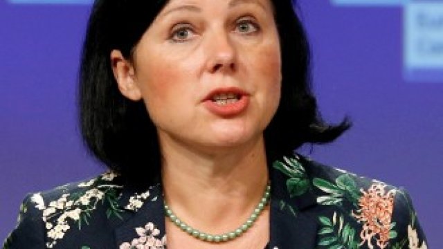 <p>
	Еврокомисарят по правосъдието Вера Йоурова.&nbsp;<em>Снимка: Архив Ройтерс</em></p>
