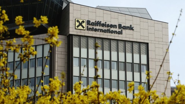 <p style="text-align: justify;">
	Централата на&nbsp;Raiffeisen Bank International във Виена, Австрия. <em>Снимка: Ройтерс</em></p>

