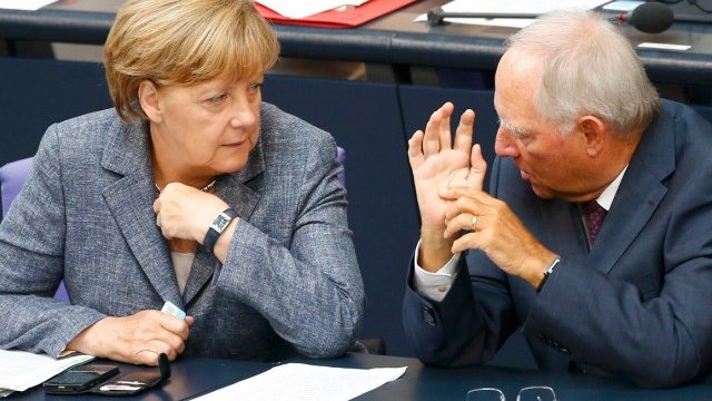 <p>
	Меркел и финансовият ѝ министър Шойбле. <em>Снимка: Ройтерс</em></p>
