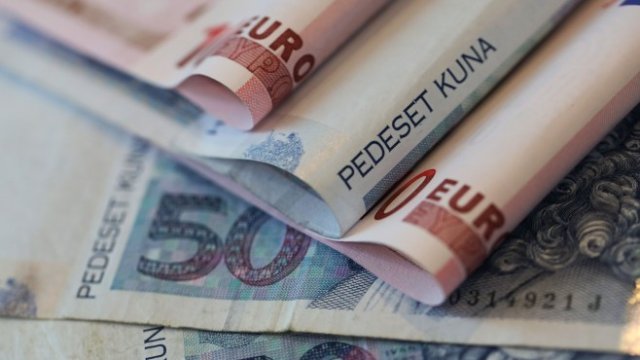 <p>
	Ще успее ли Хърватия да замени куните с еврото от следващата година? <em>Снимка: Chris Ratcliffe/Bloomberg</em></p>
