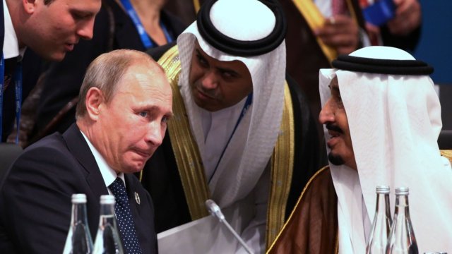 Руският държавен глава Владимир Путин (вляво) разговаря с краля на Саудитска Арабия Салман ибн Абдулазиз ал Сауд (вдясно) по време на среща на Г-20. Снимка: Bloomberg L.P.