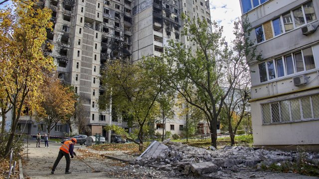 Разчистване на руини след руска атака в Харков. Снимка: EPA/SERGEY KOZLOV